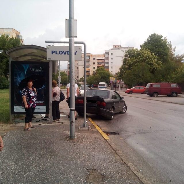 Кола се вряза в спирка в Пловдив