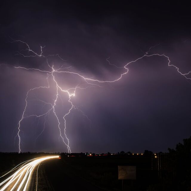  Опасни стихии, превалявания и градушки стартират още през нощта 