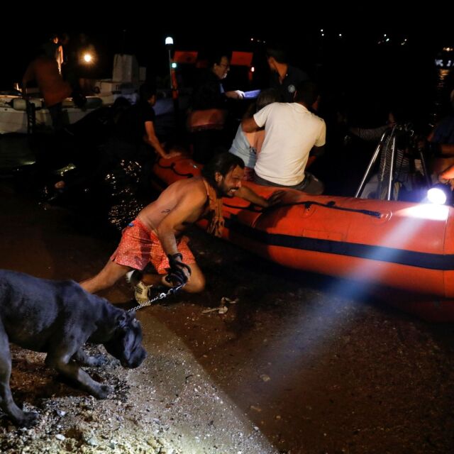 Българи в плен на огнената стихия край Атина се спасяват с лодки в морето