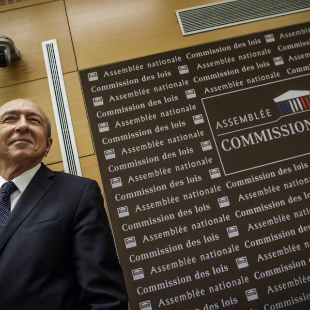 Остри критики срещу френския вътрешен министър заради скандала с охранителя на Макрон
