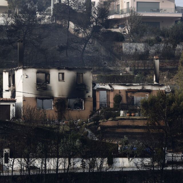Броят на жертвите от пожарите в гръцката област Атика продължава да расте