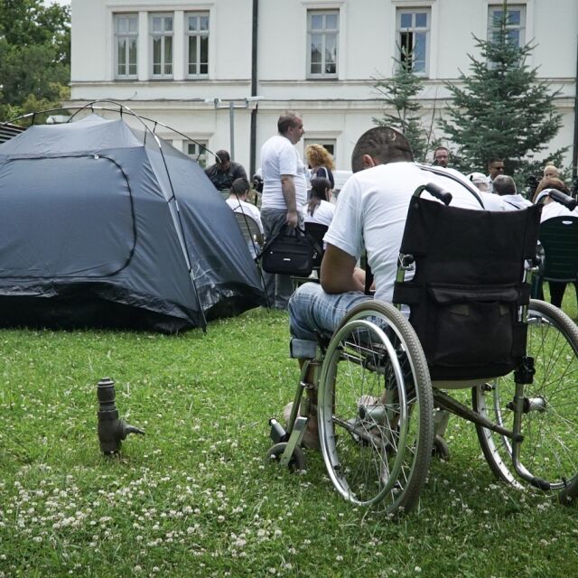 Провокация ли е новият палатков лагер на хора с увреждания пред НС?