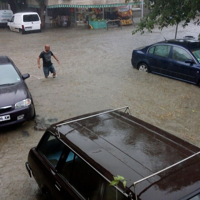 Проливен дъжд наводни улици във Варна (СНИМКИ И ВИДЕО)