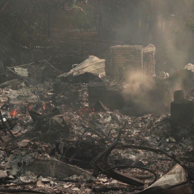 Най-малко 500 сгради погълнал горският пожар в Калифорния