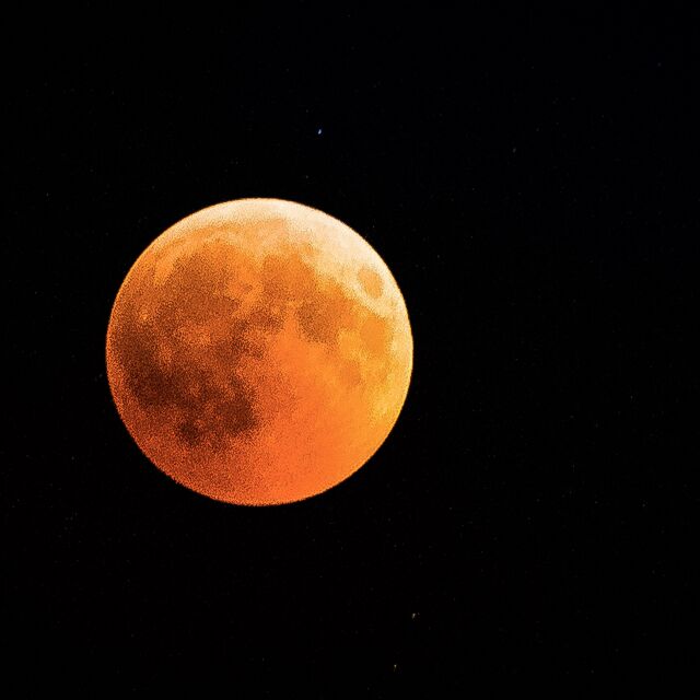 Над два часа ще може да се наблюдава явлението „кървава Луна” в България