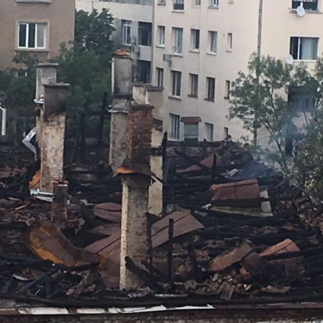 Пожар унищожи покрив от сграда в „Царските конюшни” (ОБЗОР)