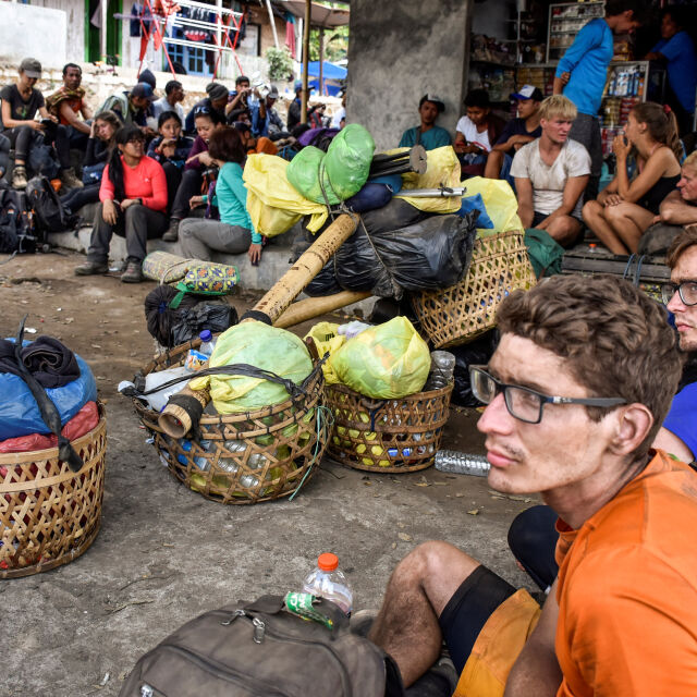 Евакуираха над 500 туристи, блокирани в планината на о. Ломбок
