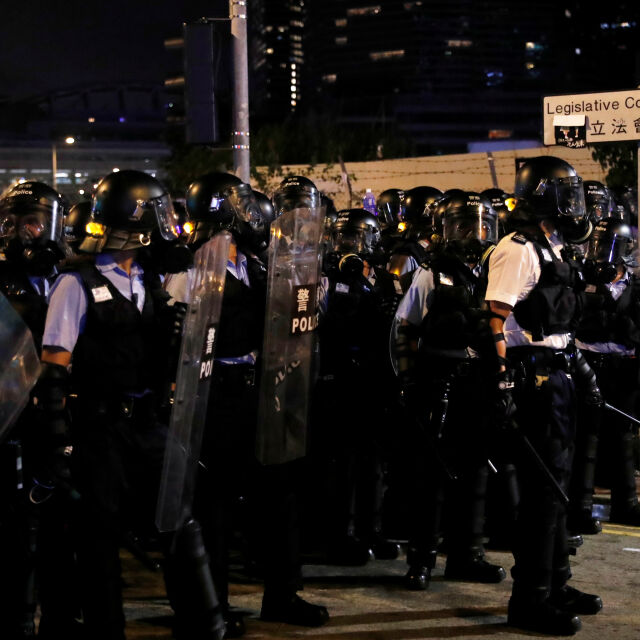 Полицията в Хонконг си върна контрола върху сградата на парламента