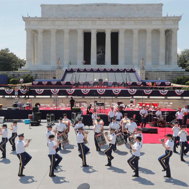 САЩ отбелязаха 4 юли с военен парад