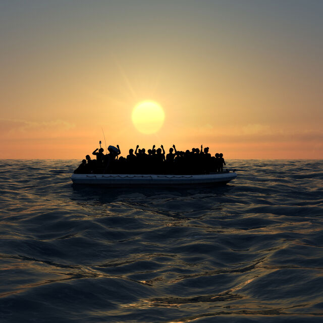 Петима мигранти загинаха при корабокрушение край италиански остров