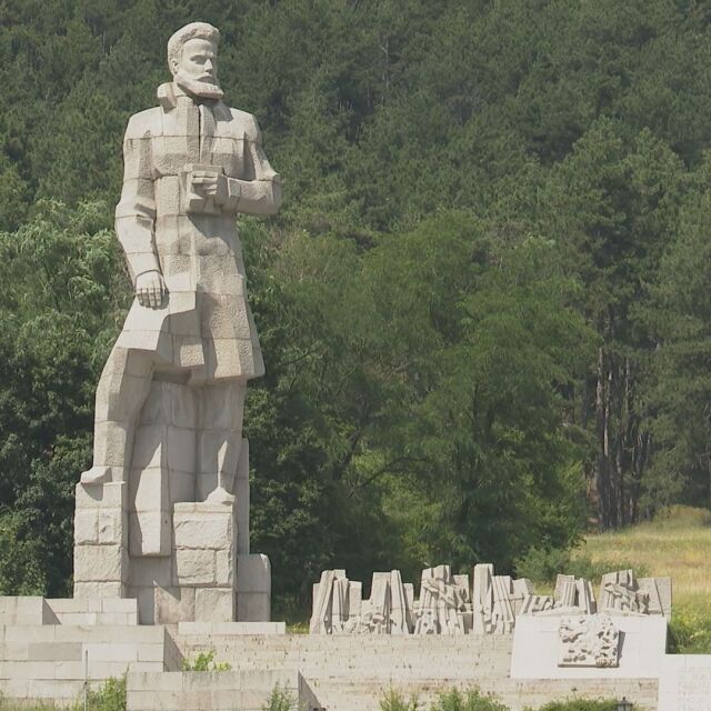 100 000 лв. платени за некачествен ремонт на мемориала на Ботев в Калофер