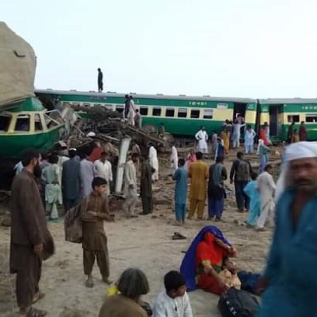 Най-малко 10 души загинаха при влакова катастрофа в Пакистан