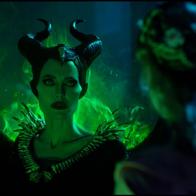 Злата орисница Злодеида и кралица Ингрит влизат в зловеща битка в "Господарка на злото 2" (ВИДЕО)