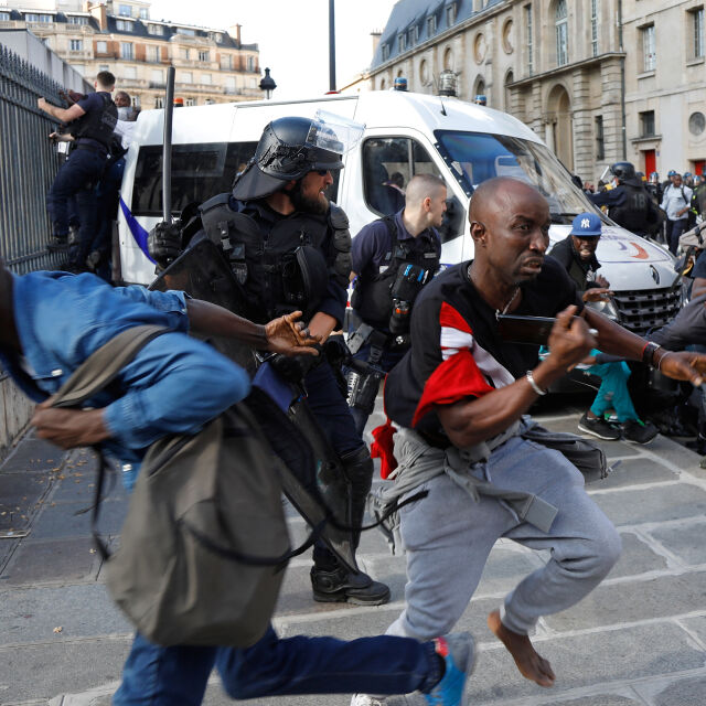Мигранти окупираха парижкия Пантеон, стигна се до сблъсъци с полицията (ВИДЕО И СНИМКИ)