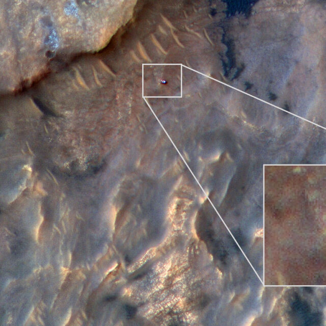 НАСА публикува снимка на марсохода "Кюриосити"