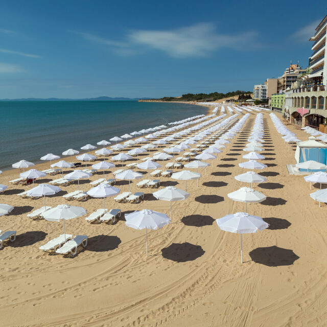 Концесионерите на плажовете трябва да обявят цените на чадърите