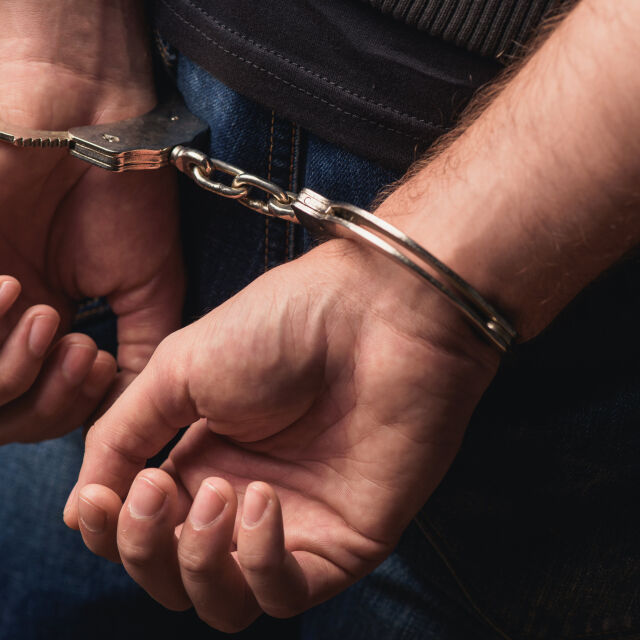 Арестуваха 13 души и полицай при акция в Харманли