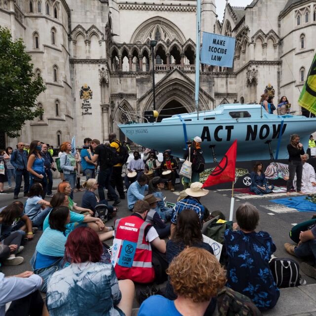 Хиляди екоактивисти блокираха улици във Великобритания