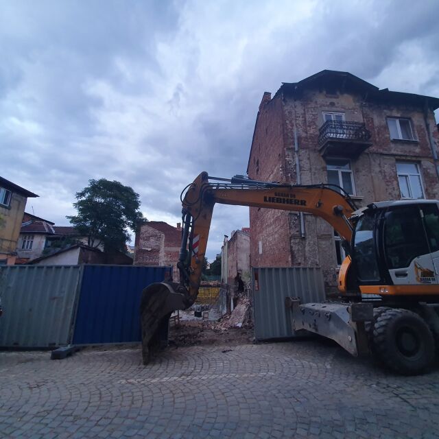 Къща се срути в изкоп за нова жилищна сграда в столицата