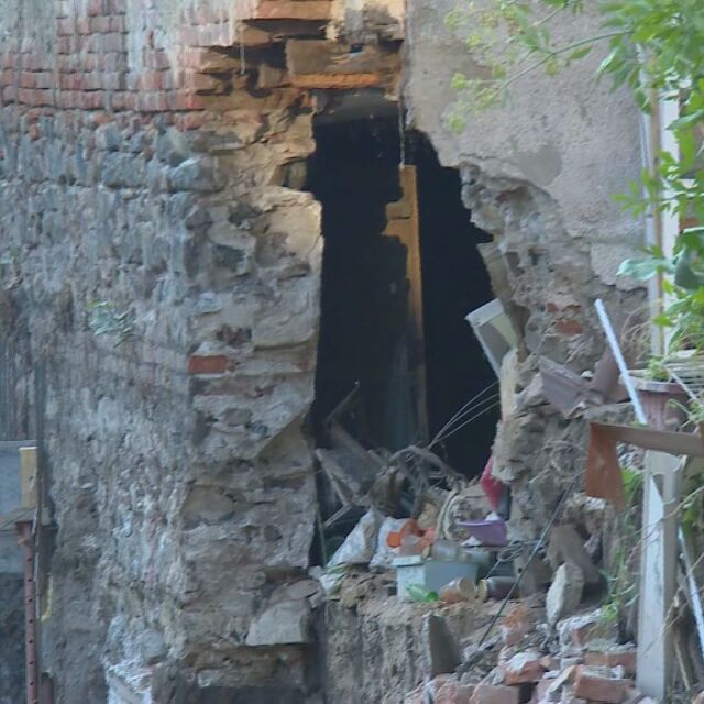 Изкоп погълна част от къща: Укрепването не е извършено според одобрения проект