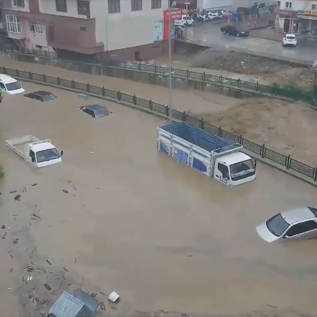 Наводнения отнеха живота на 10 души в Турция (ВИДЕО)