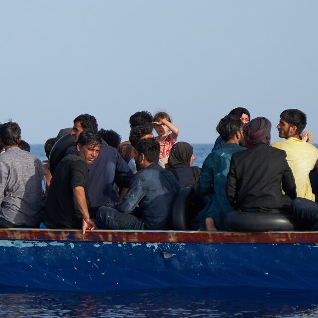 Осем европейски страни са готови да приемат спасени имигранти