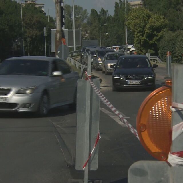 Забавеният ремонт на бул. "България" доведе до големи задръствания