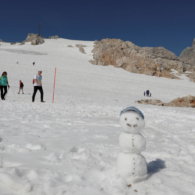 На глетчера Дахщайн в Австрия си направиха снежен човек (ВИДЕО)