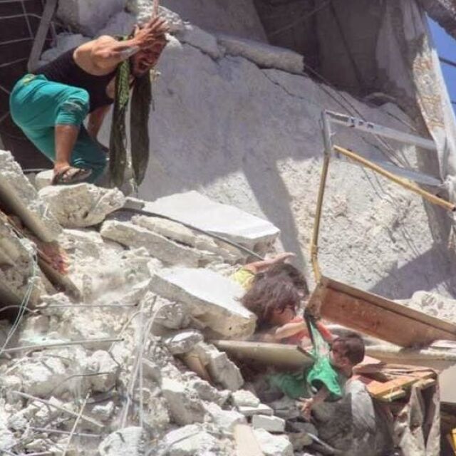 Ужасът в Сирия: Снимка на дете, опитващо се да спаси 7-месечната си сестра, обиколи интернет