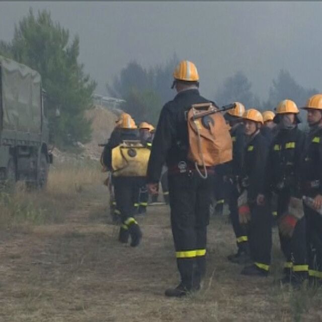 Армията и стотици пожарникари се борят с горски пожар в Хърватия