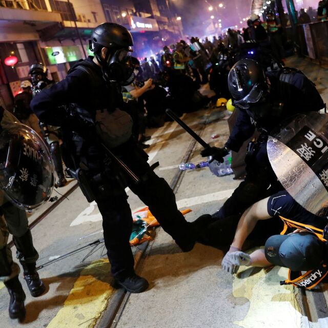 Полицията използва сълзотворен газ срещу демонстрантите в Хонконг