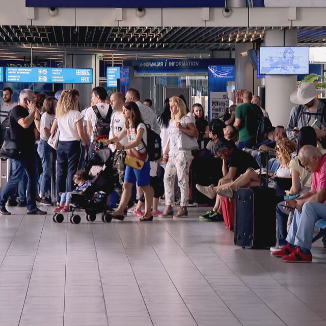 Стотици пътници останаха блокирани през нощта на летище София