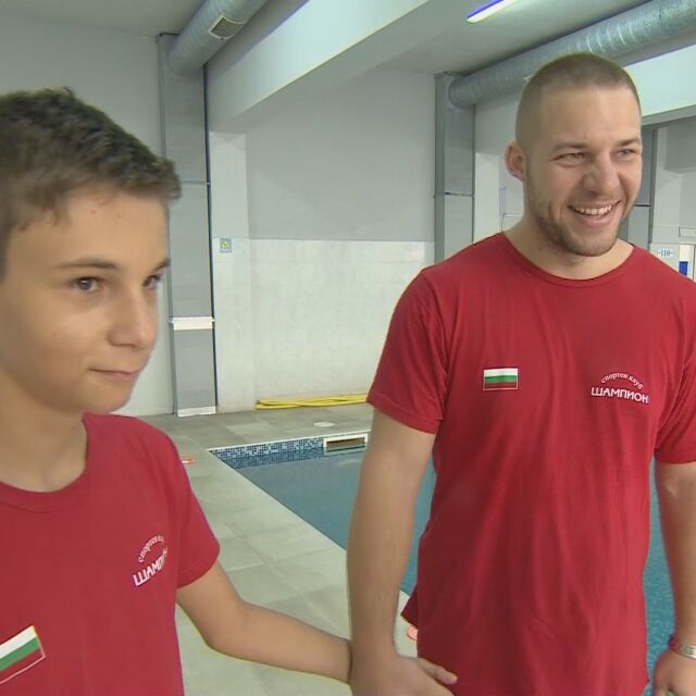Силата на един малък плувец: Момче с аутизъм ще учи в спортно училище