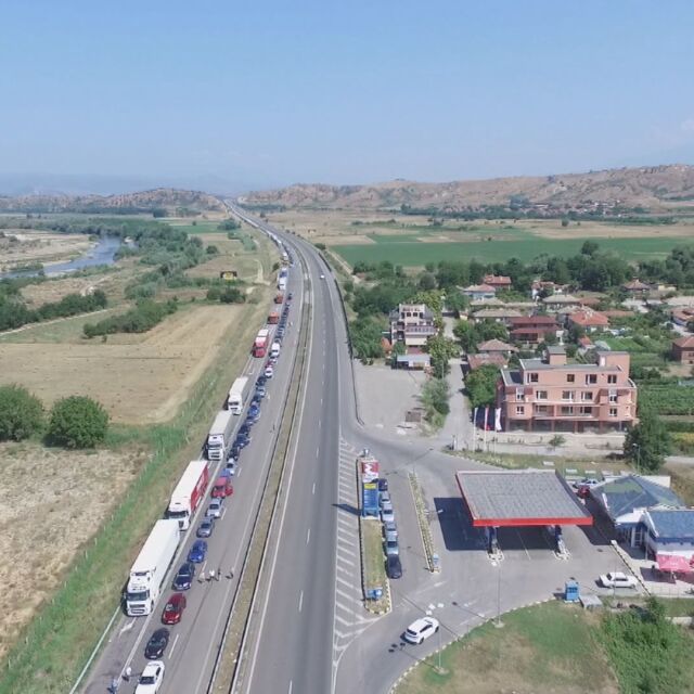 Заради засилени здравни проверки в Гърция: 15-километрова колона с коли на ГКПП "Кулата" (ОБЗОР)