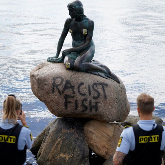 Изписаха със спрей "расистка риба" върху Малката русалка в Копенхаген