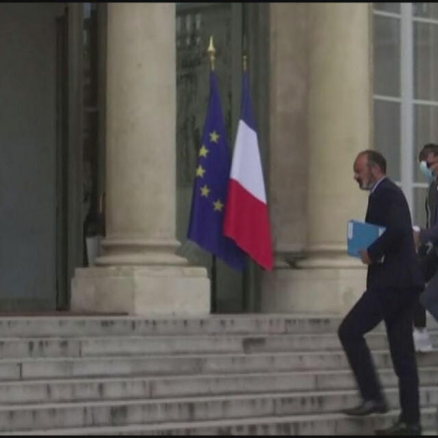 Разследване срещу отиващото си френско правителство