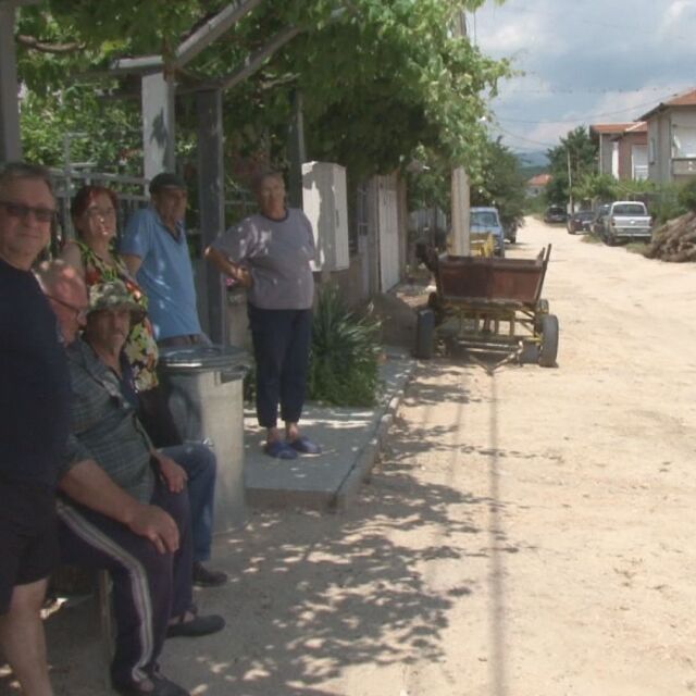 Абсурден казус: Защо жители на Стрелча събират пари за ремонт на квартална улица?