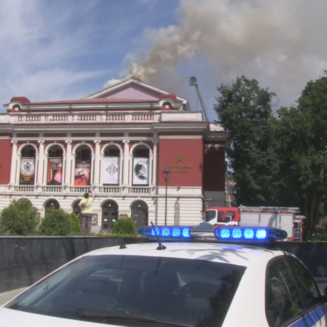 Изгоря част от покрива на операта в Русе