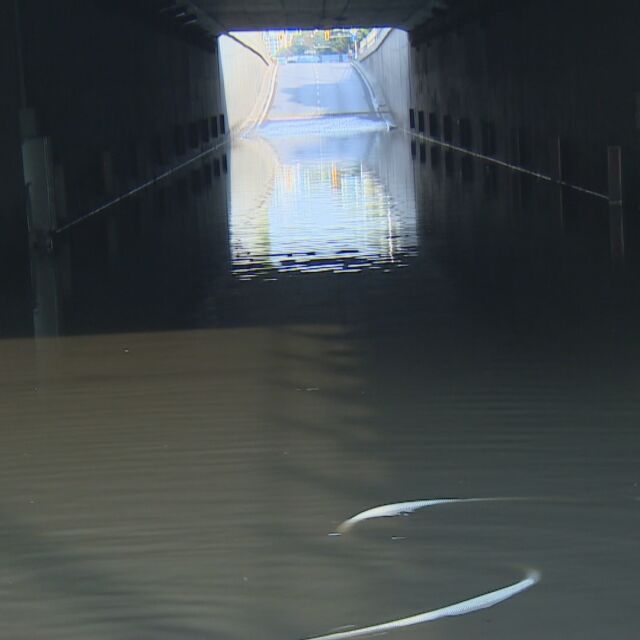 Тунелът под Лъвов мост още е във вода