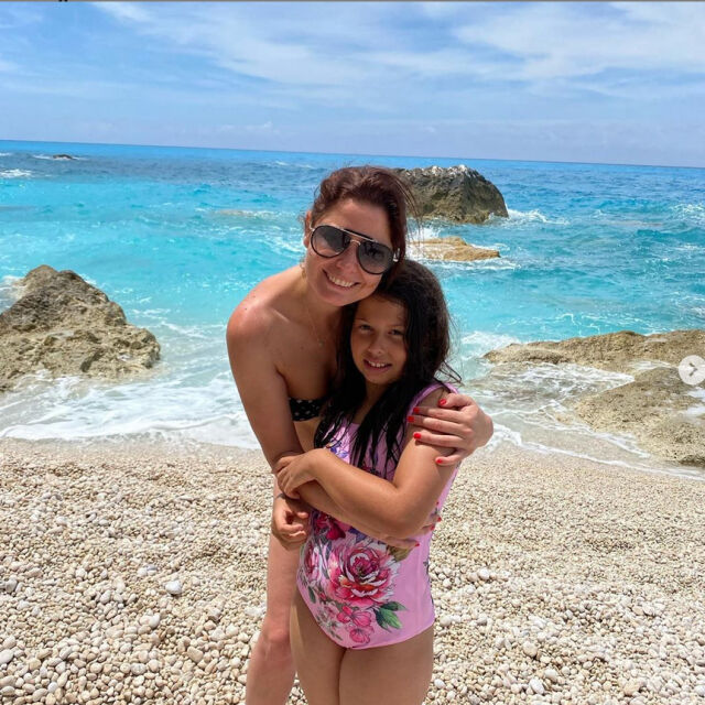 Алекс Сърчаджиева на почивка с дъщеря си София в Гърция (СНИМКИ)