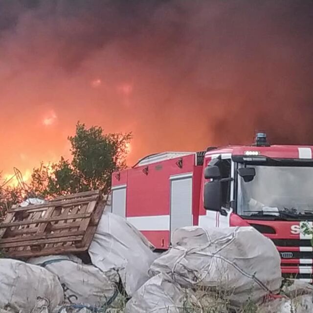 Гръмотевична буря подпали предприятие за пластмаса в Средец (ВИДЕО и СНИМКИ)