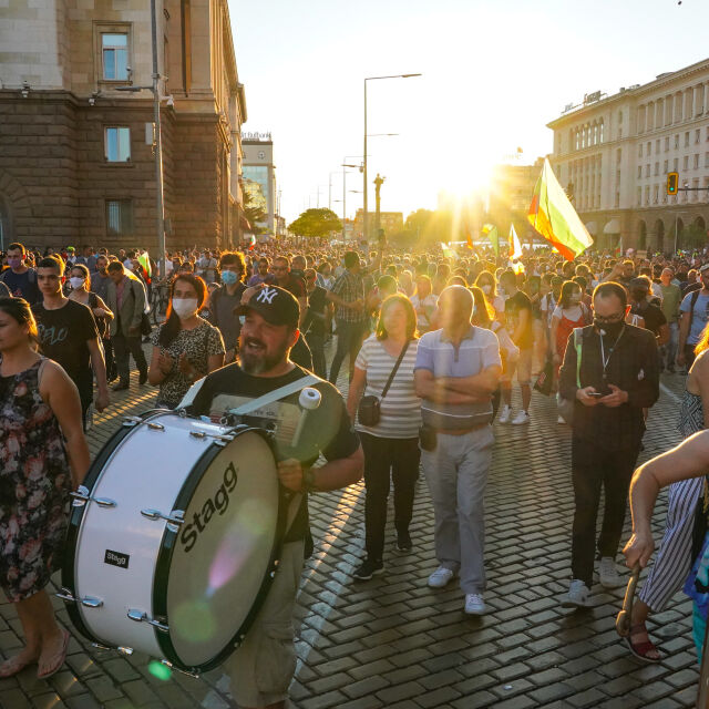 Протести в центъра на София след акцията на прокуратурата в Президентството