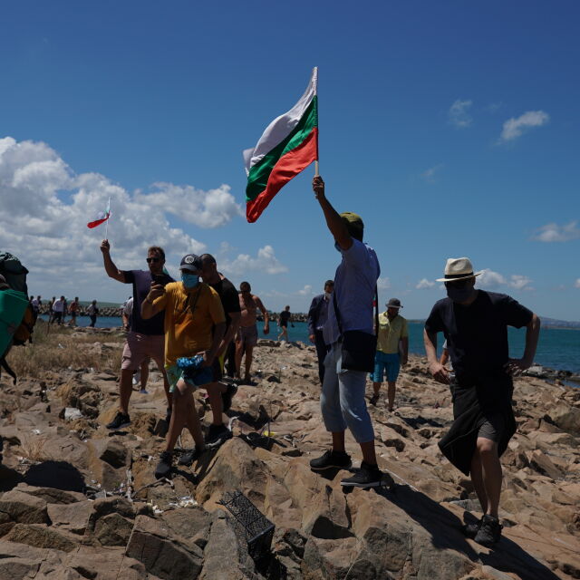 Протестиращите стигнаха до плаж „Росенец“ 