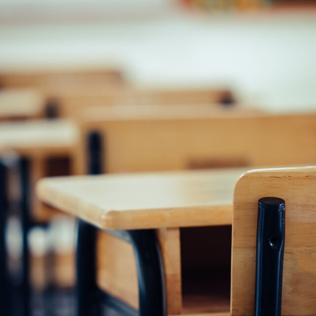 Четири паралелки в столично училище са под карантина заради учител с COVID-19