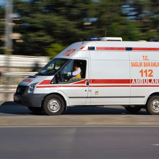 Петима загинаха, а 38 бяха ранени, след като автобус в Турция излезе от пътя
