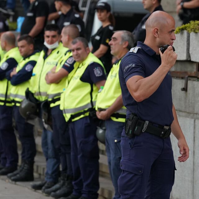 Полицаи и протестиращи изпяха заедно химна за край на протеста в София