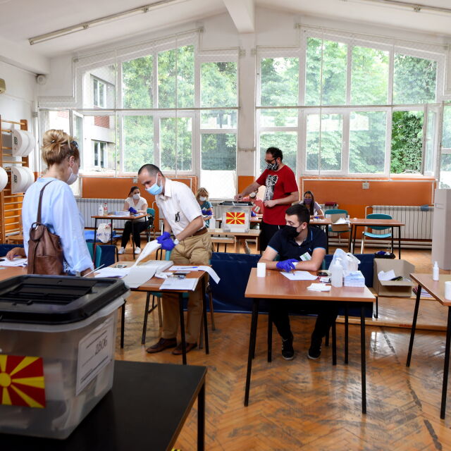Първи резултати от изборите в Северна Македония: Заев води с по-малко от процент 