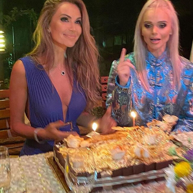 Ивайла Бакалова и близначката й Дара на 39 г. и по-красиви от всякога