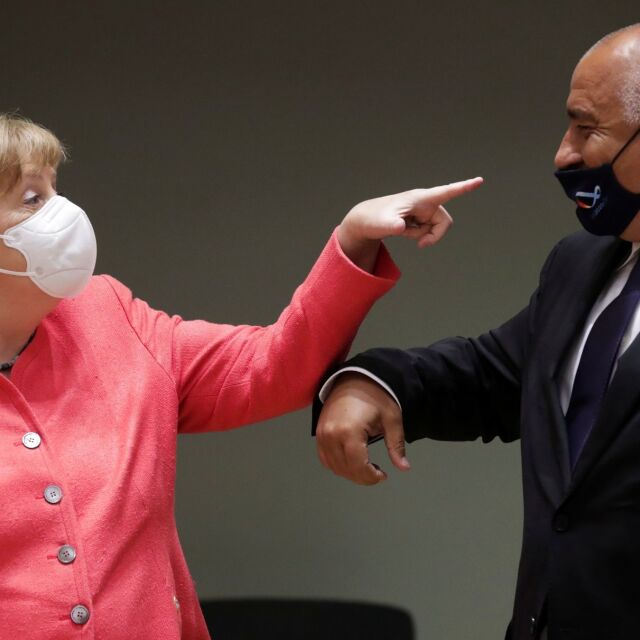 Евросъветът и COVID-19: Борисов подари розово масло на Меркел, тя му направи забележка за маската