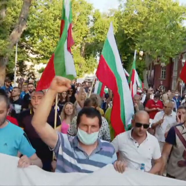 Протестите продължават и в 14 областни градове на страната